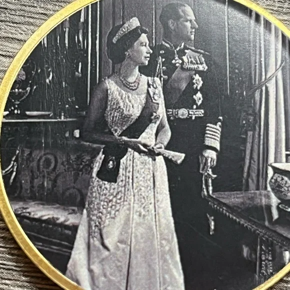 Queen Elizabeth II coin and pin - Picture 4 of 11